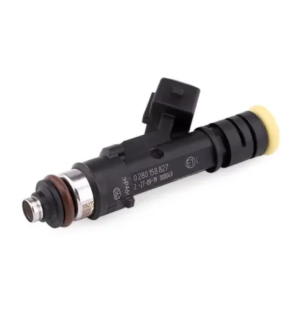 Schwarze Bosch Einspritzdüse mit Metallspitze, braunem Dichtungsring und schwarzem EV1 Stecker. Die kurze und dünne Bauform zeigt die Seriennummer 0280158827 auf der Seite und eine gelbe Kappe am oberen Ende. Nahaufnahme des originalen Bauteils.