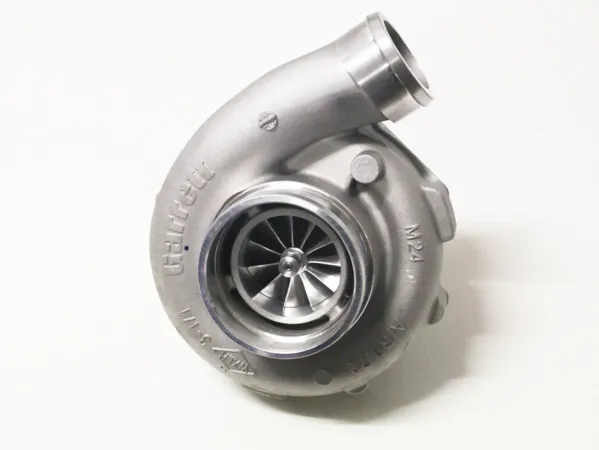 Silberner Garrett GTX3076R GEN II Super Core Turbolader. Metallisch glänzendes Kompressorgehäuse mit eingeprägtem Garrett-Logo und Modellmarkierungen. Verdichterrad sichtbar, oberer Einlass für Frischluft. Kugelgelagert, ohne Abgasgehäuse.