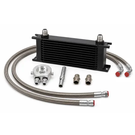 Kompletter Ölkühlerkit für VW VR6 Motoren: schwarzer 10-reihiger Ölkühler, zwei Stahlflexleitungen mit roten Endkappen, silberner runder Ölfilteradapter, Verlängerungsschraube und zwei Anschlussstücke. Weißer Hintergrund.