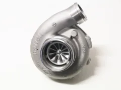 Silberner Garrett GTX3076R GEN II Super Core Turbolader. Metallisch glänzendes Kompressorgehäuse mit eingeprägtem Garrett-Logo und Modellmarkierungen. Verdichterrad sichtbar, oberer Einlass für Frischluft. Kugelgelagert, ohne Abgasgehäuse.