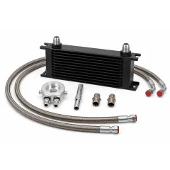 Kompletter Ölkühlerkit für VW VR6 Motoren: schwarzer 10-reihiger Ölkühler, zwei Stahlflexleitungen mit roten Endkappen, silberner runder Ölfilteradapter, Verlängerungsschraube und zwei Anschlussstücke. Weißer Hintergrund.